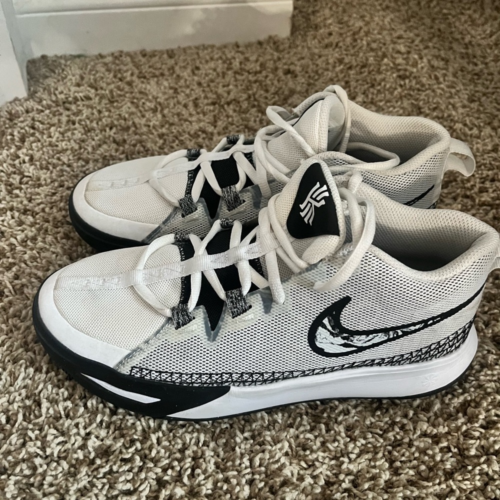 Big Kid sz 6 Nike Kyrie basketball shoes (fit womens 7-7.5) Excellent condition!
